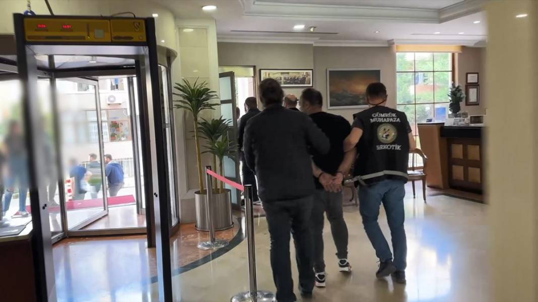 Suntanın içinden öyle bir şey çıktı ki polisler bile şaştı kaldı! Kargoyu gideceği yere takip ettiler 4